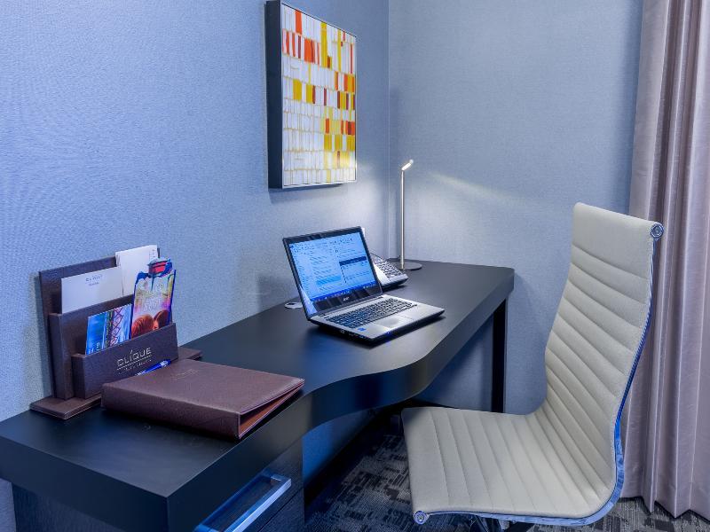 Hotel Applause Airport By Clique Calgary