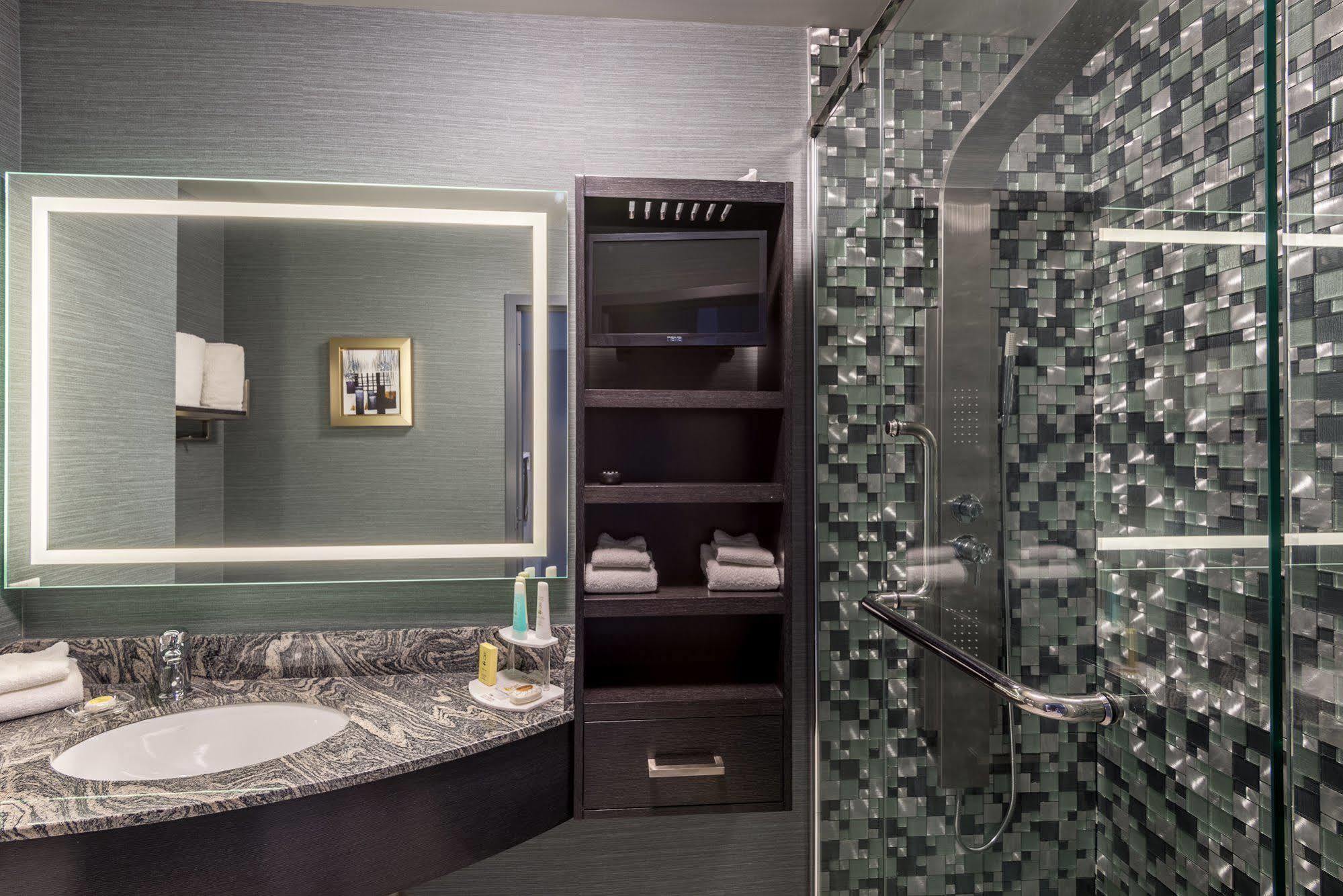 Applause Airport By Clique Hotel 4*